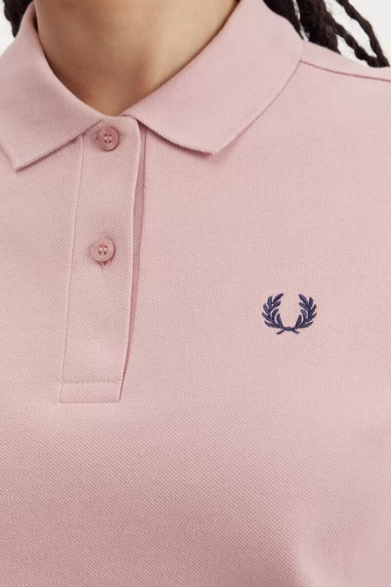 camisa fred perry g6000 para mujer color rosa empolvado y azul marino francés