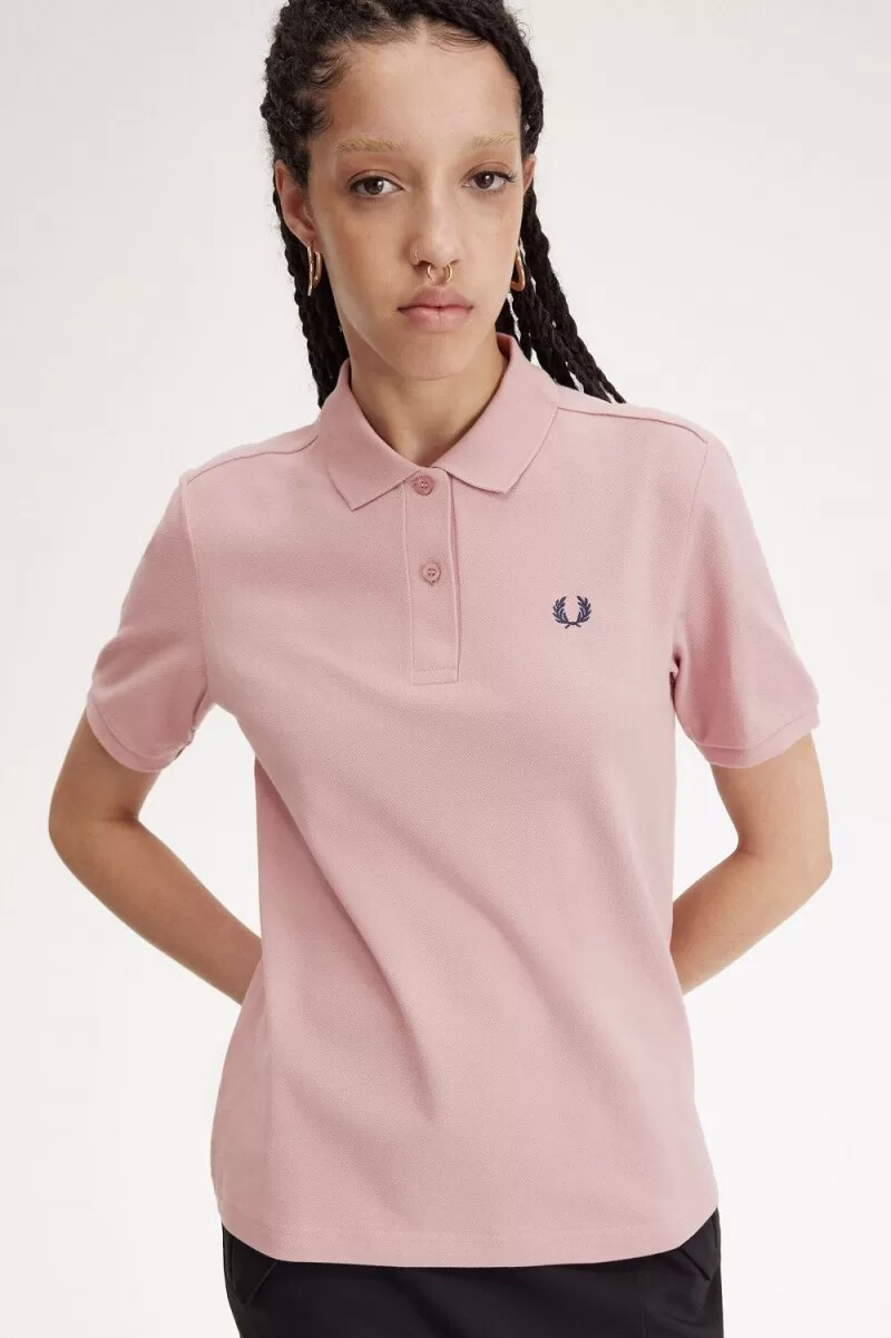 camisa fred perry g6000 para mujer color rosa empolvado y azul marino francés