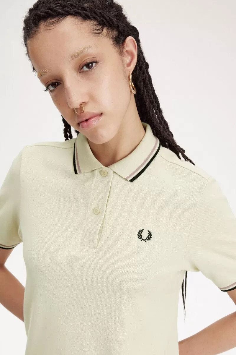 camisa fred perry g3600 para mujer color avena rosa oscuro y negro