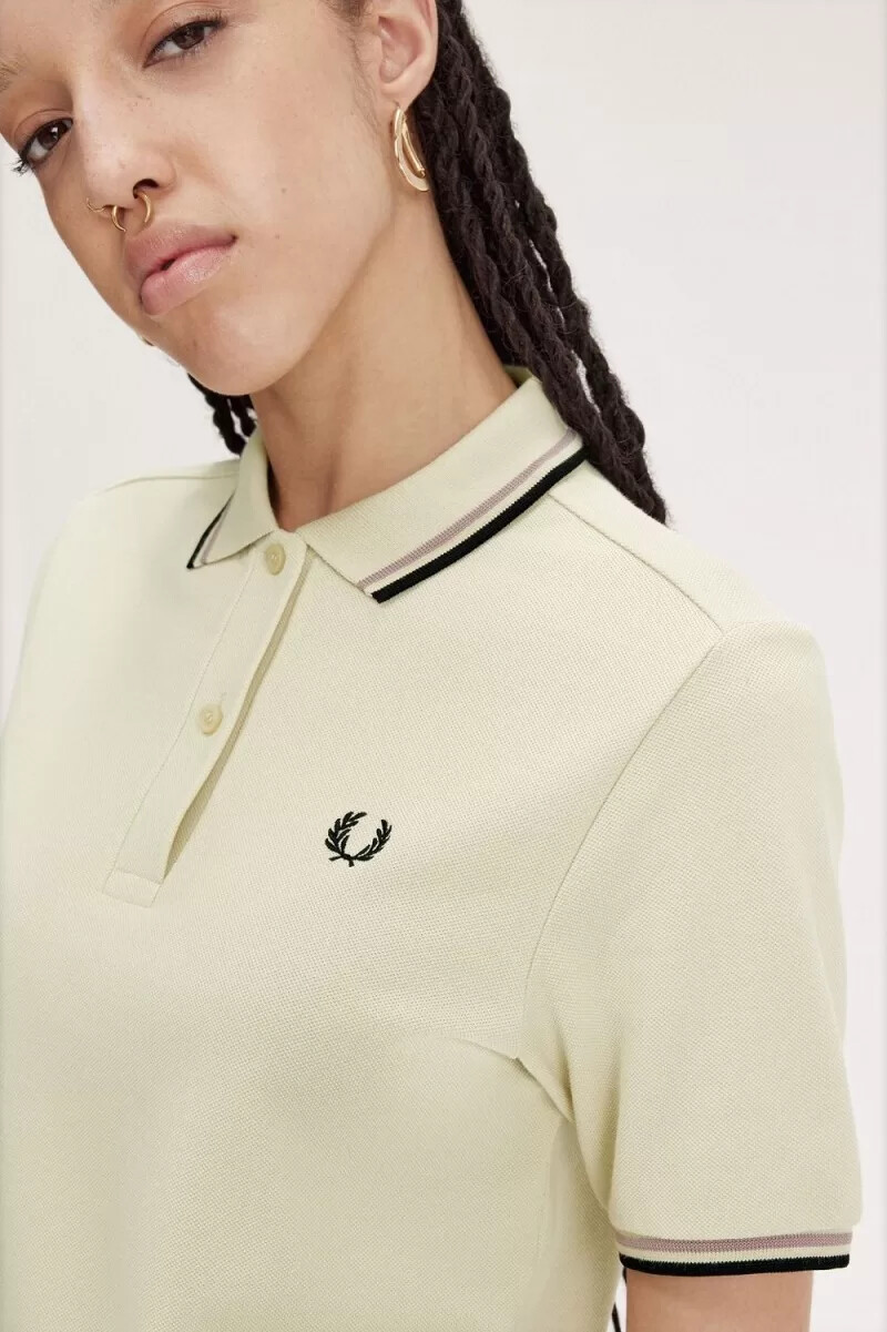 camisa fred perry g3600 para mujer color avena rosa oscuro y negro