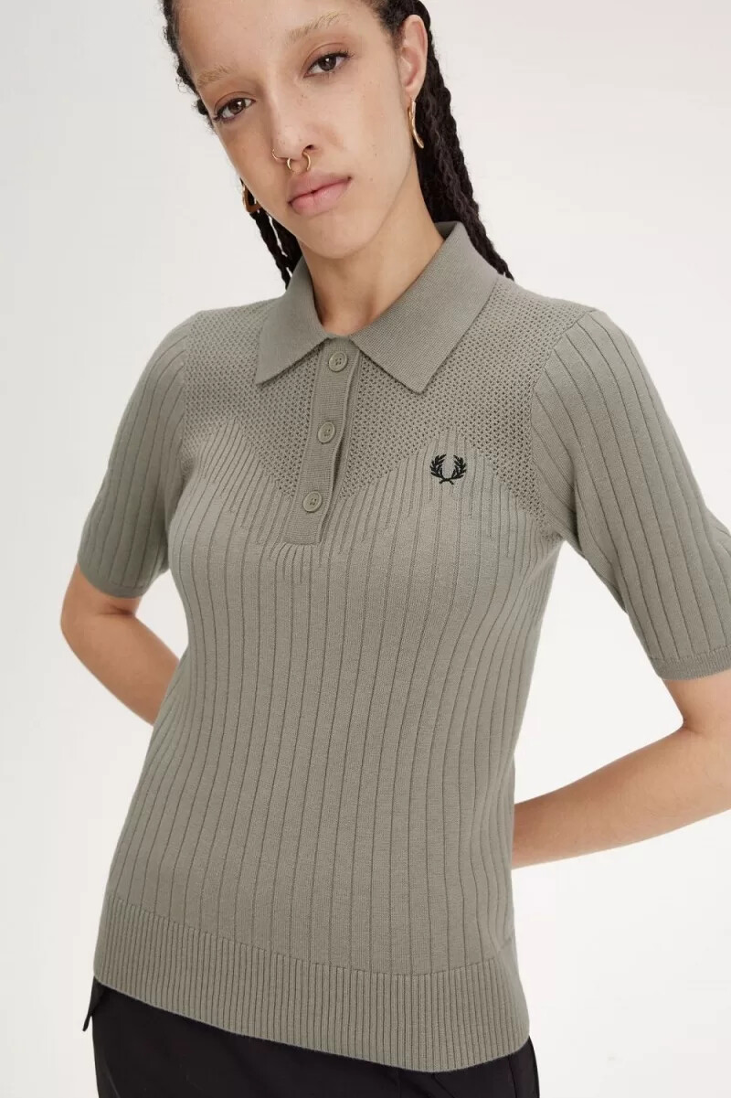 camisa de punto con detalle de pointelle de fred perry para mujer gris cálido