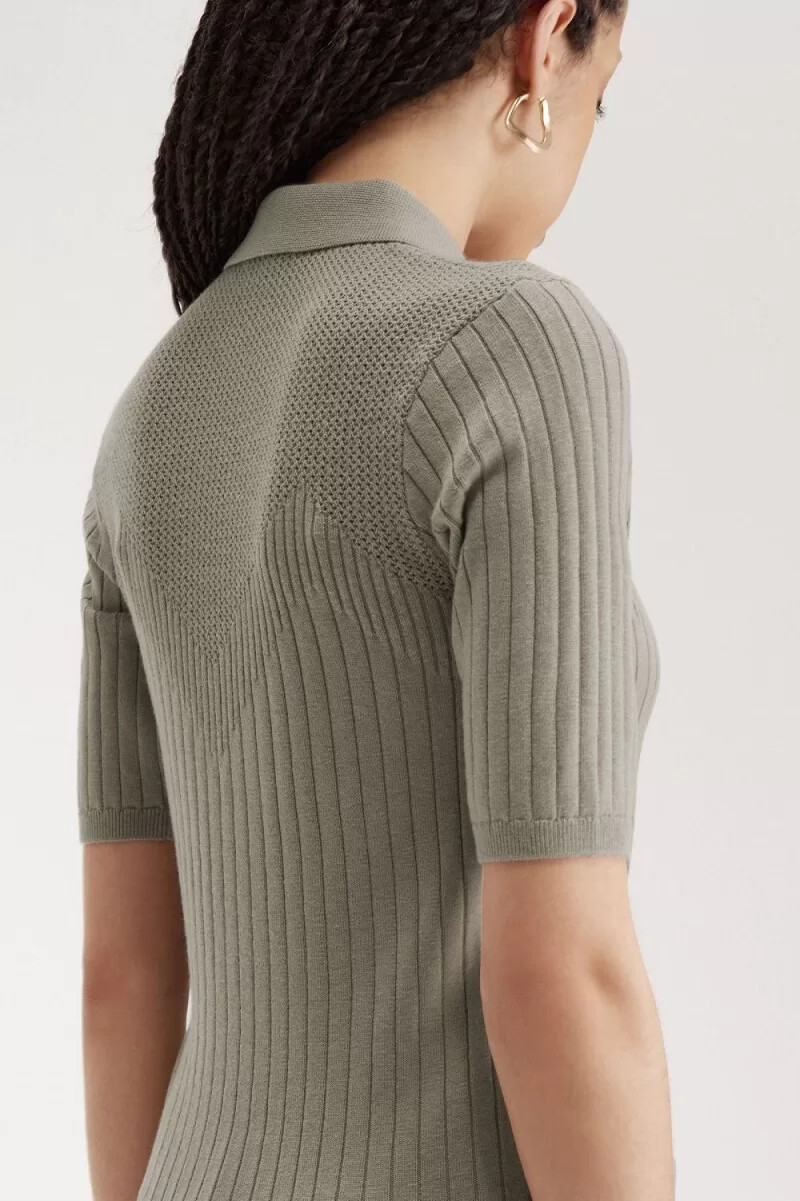 camisa de punto con detalle de pointelle de fred perry para mujer gris cálido