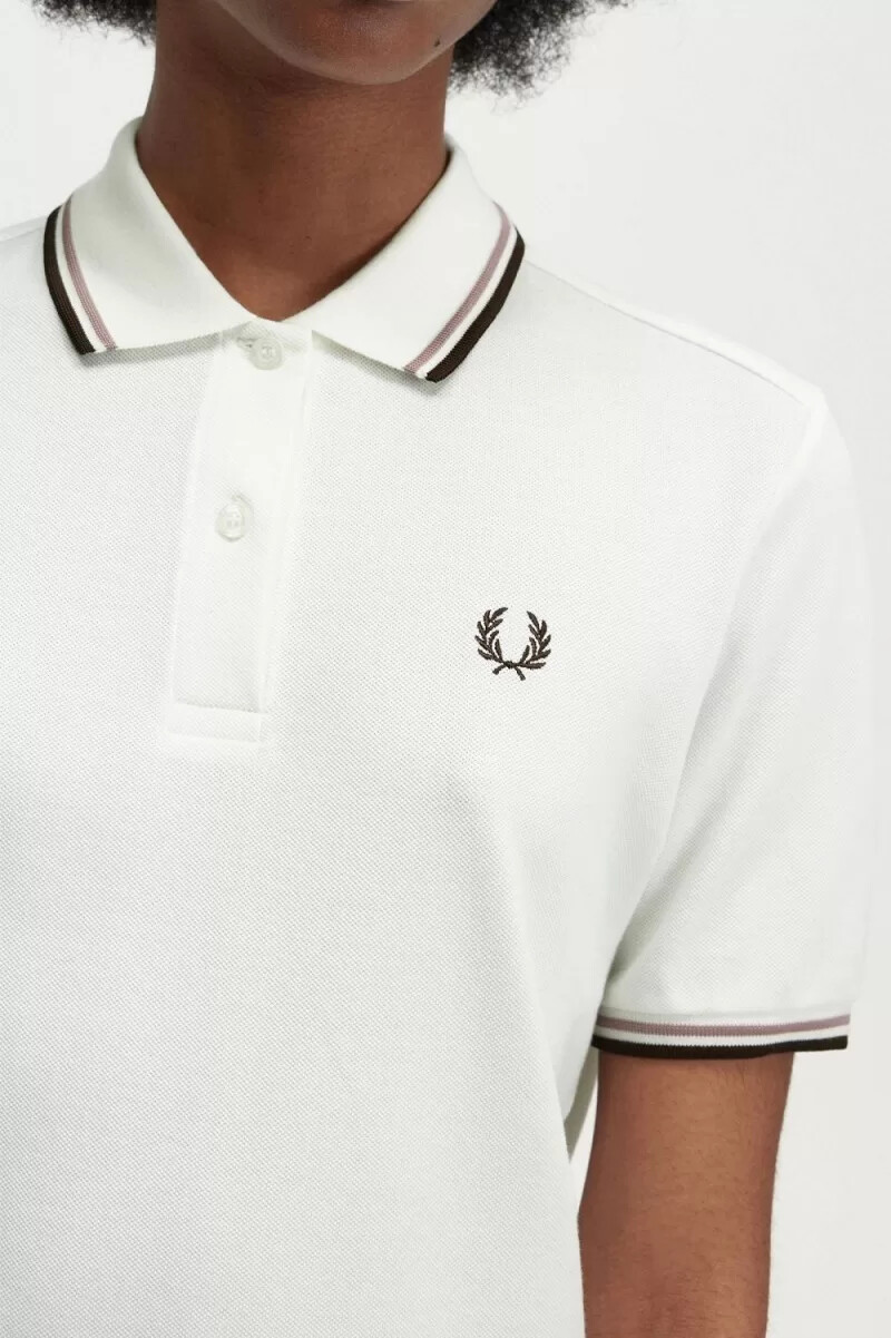 camisa fred perry g3600 para mujer color blanco nieve rosa oscuro y tabaco quemado