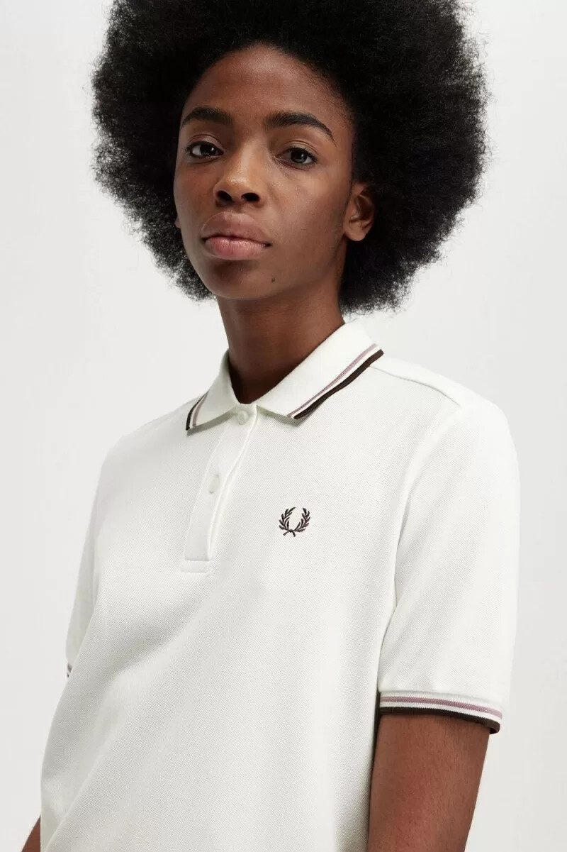 camisa fred perry g3600 para mujer color blanco nieve rosa oscuro y tabaco quemado