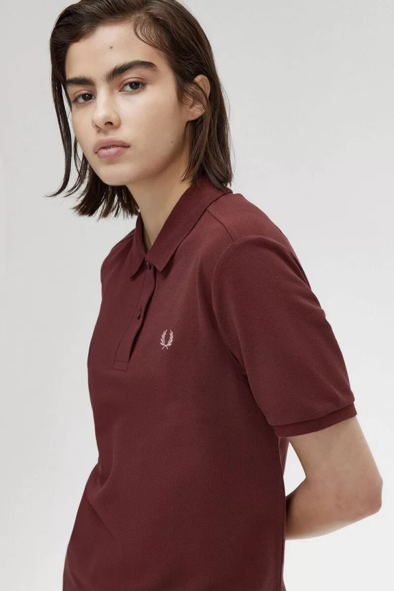 camisa fred perry g6000 para mujer color rosa polvoriento color sangre de buey