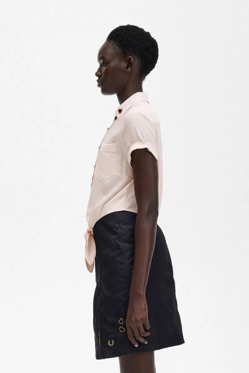 camisa de mujer fred perry con lazo bordado en rosa lechoso