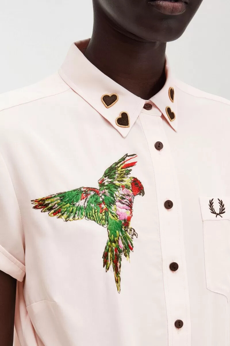 camisa de mujer fred perry con lazo bordado en rosa lechoso