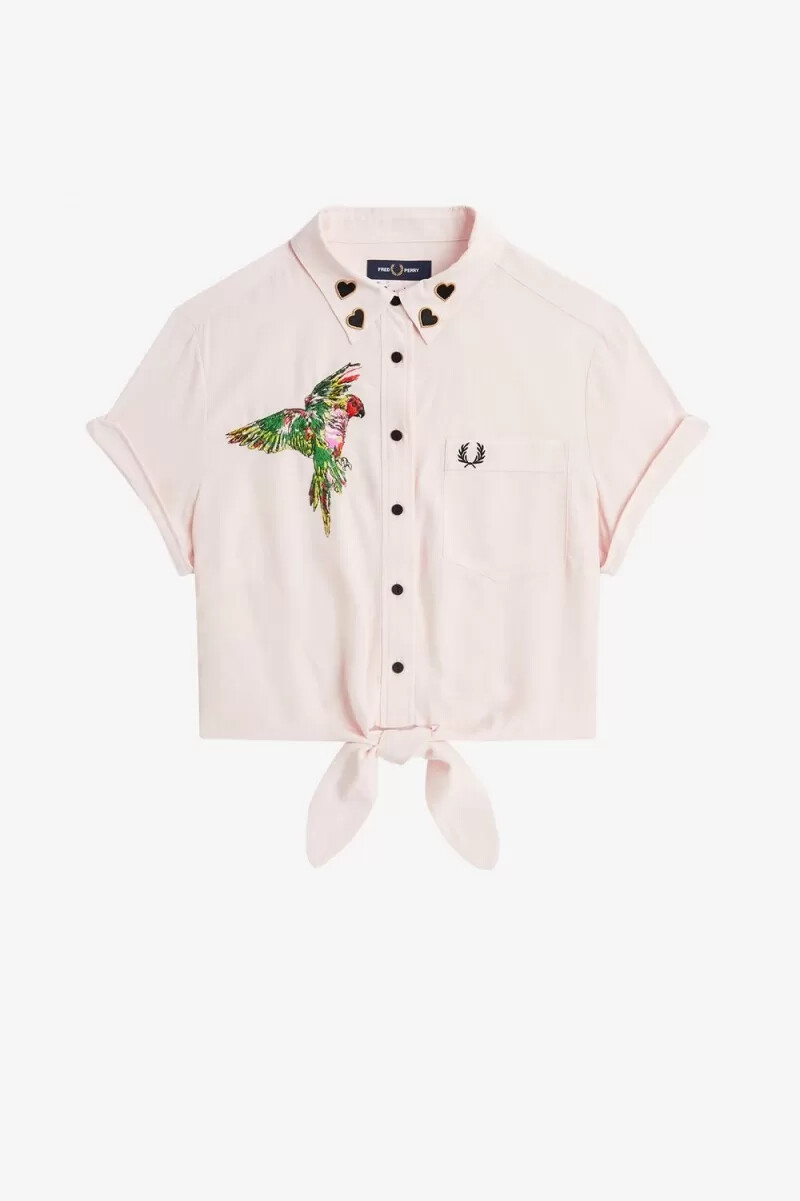camisa de mujer fred perry con lazo bordado en rosa lechoso