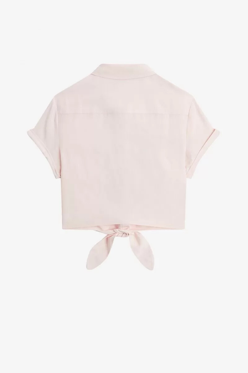 camisa de mujer fred perry con lazo bordado en rosa lechoso