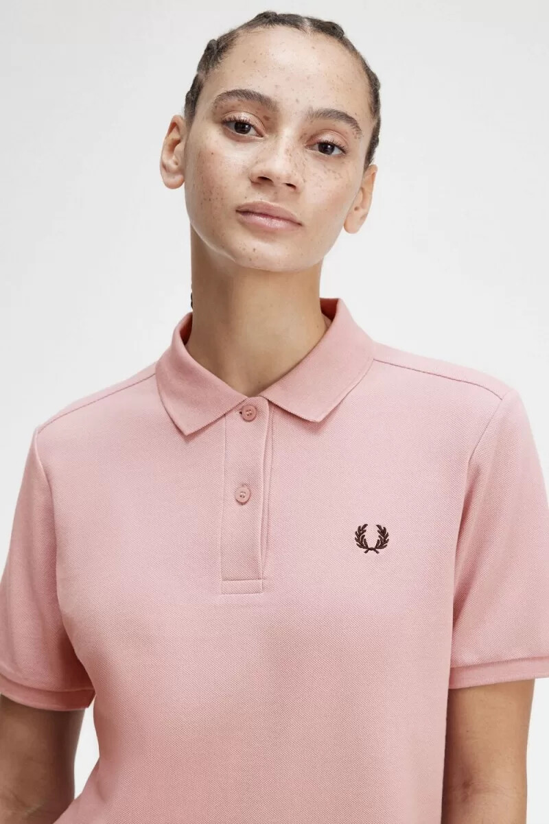 camisa fred perry g6000 para mujer color rosa polvoriento y negro