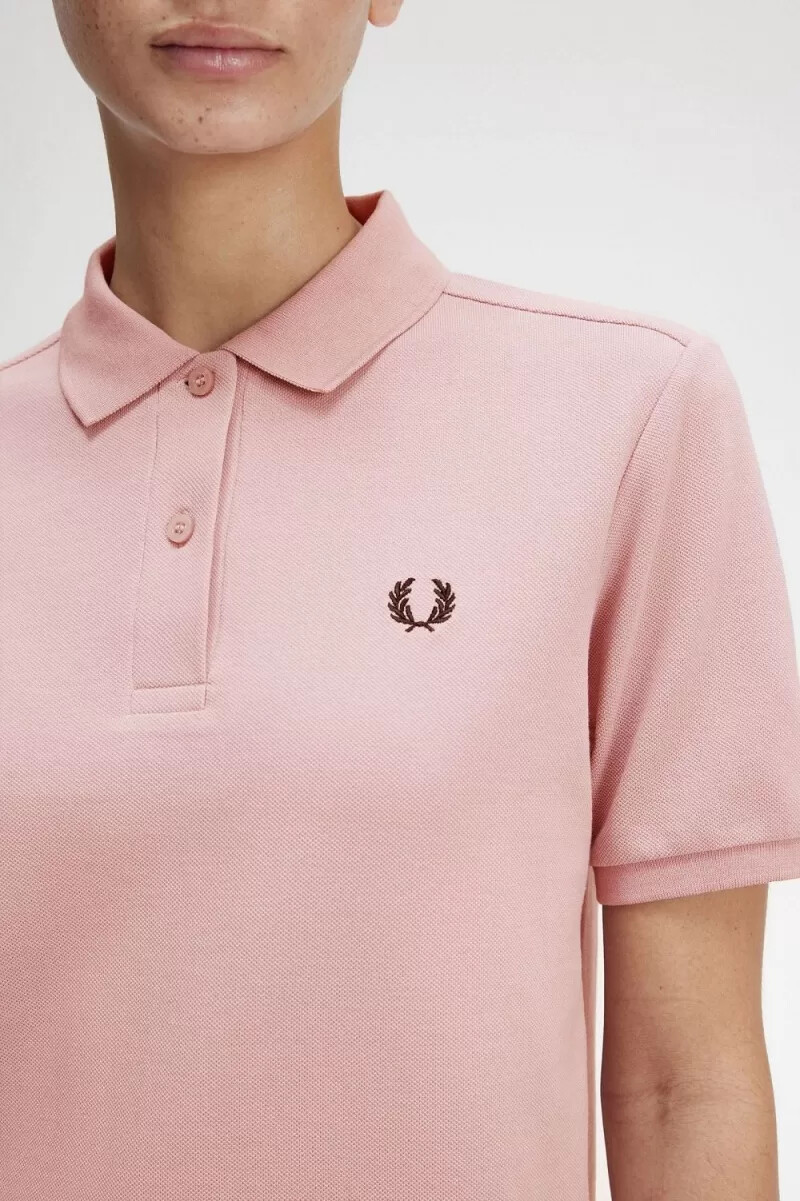 camisa fred perry g6000 para mujer color rosa polvoriento y negro