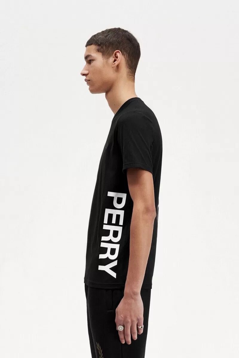 camiseta negra con la marca gráfica de fred perry para hombre