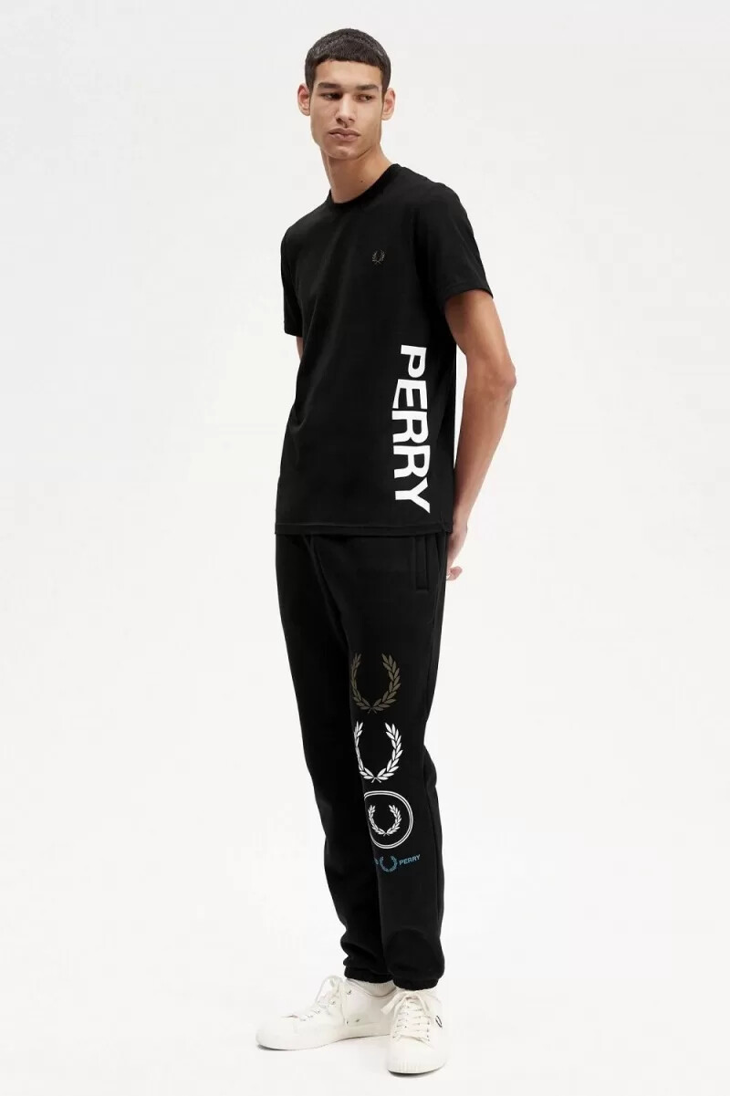camiseta negra con la marca gráfica de fred perry para hombre