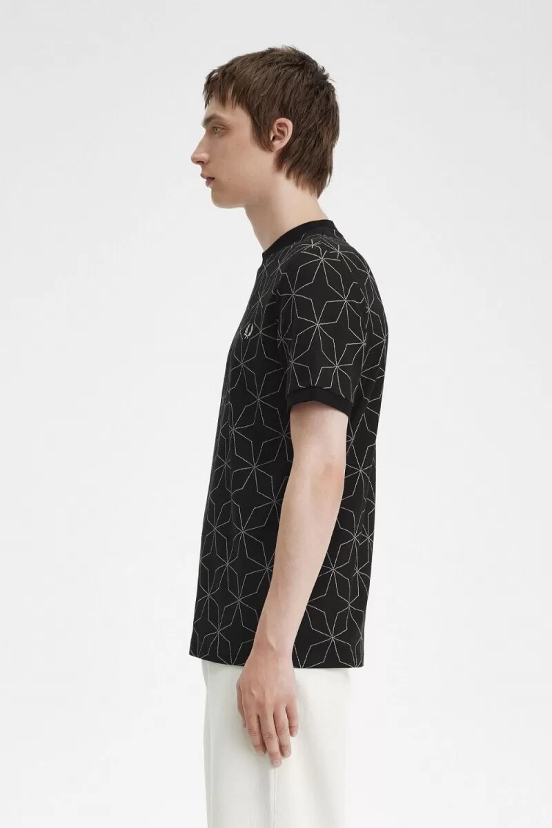 camiseta geométrica negra para hombre de fred perry