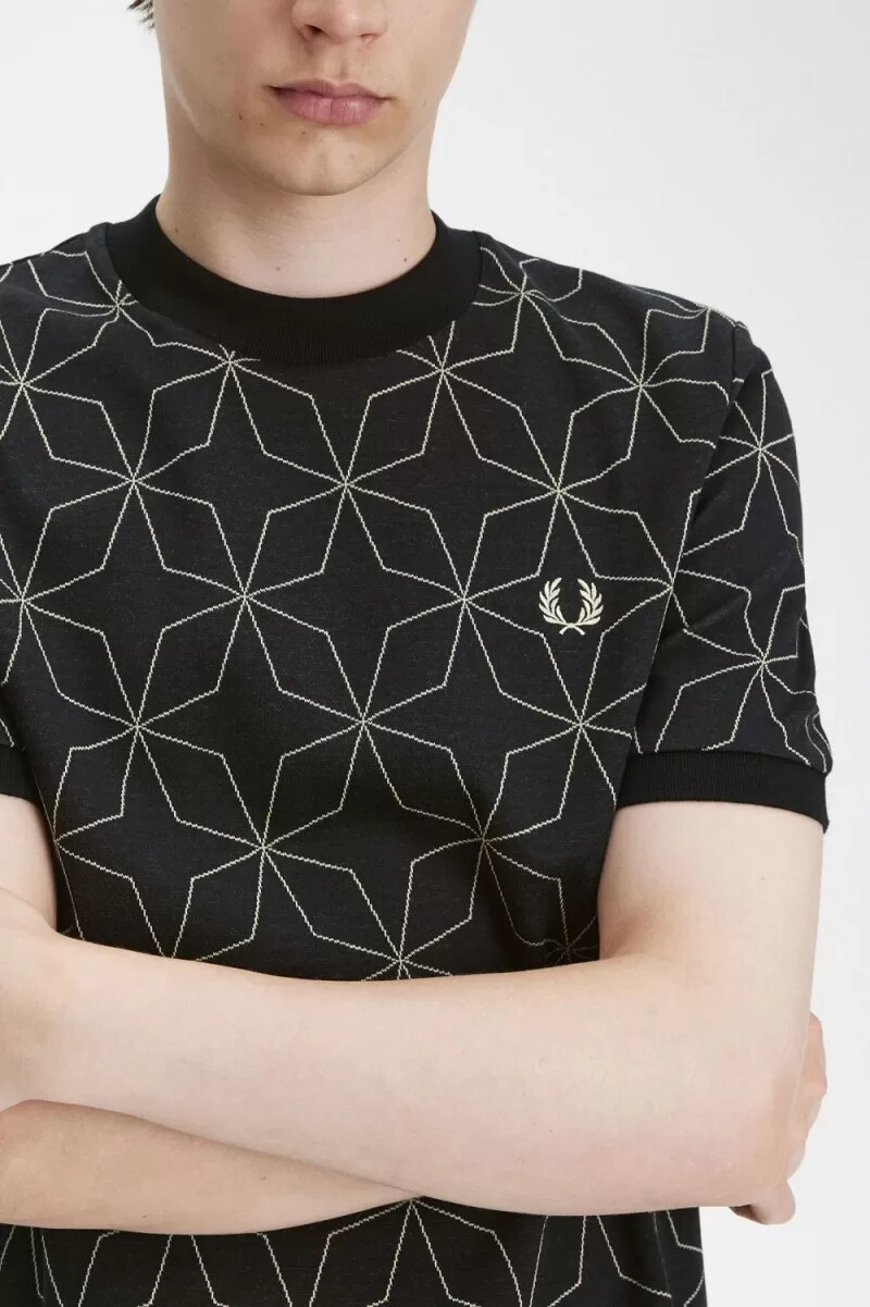 camiseta geométrica negra para hombre de fred perry