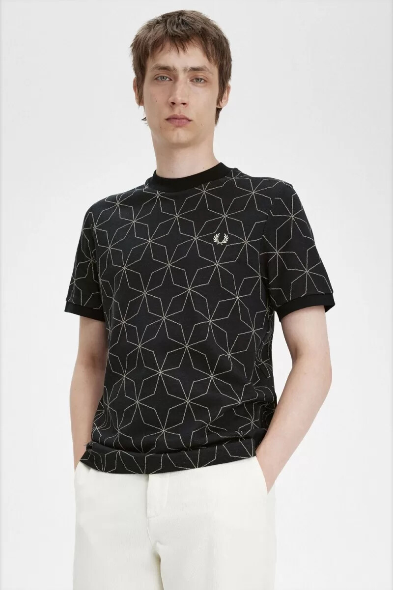 camiseta geométrica negra para hombre de fred perry
