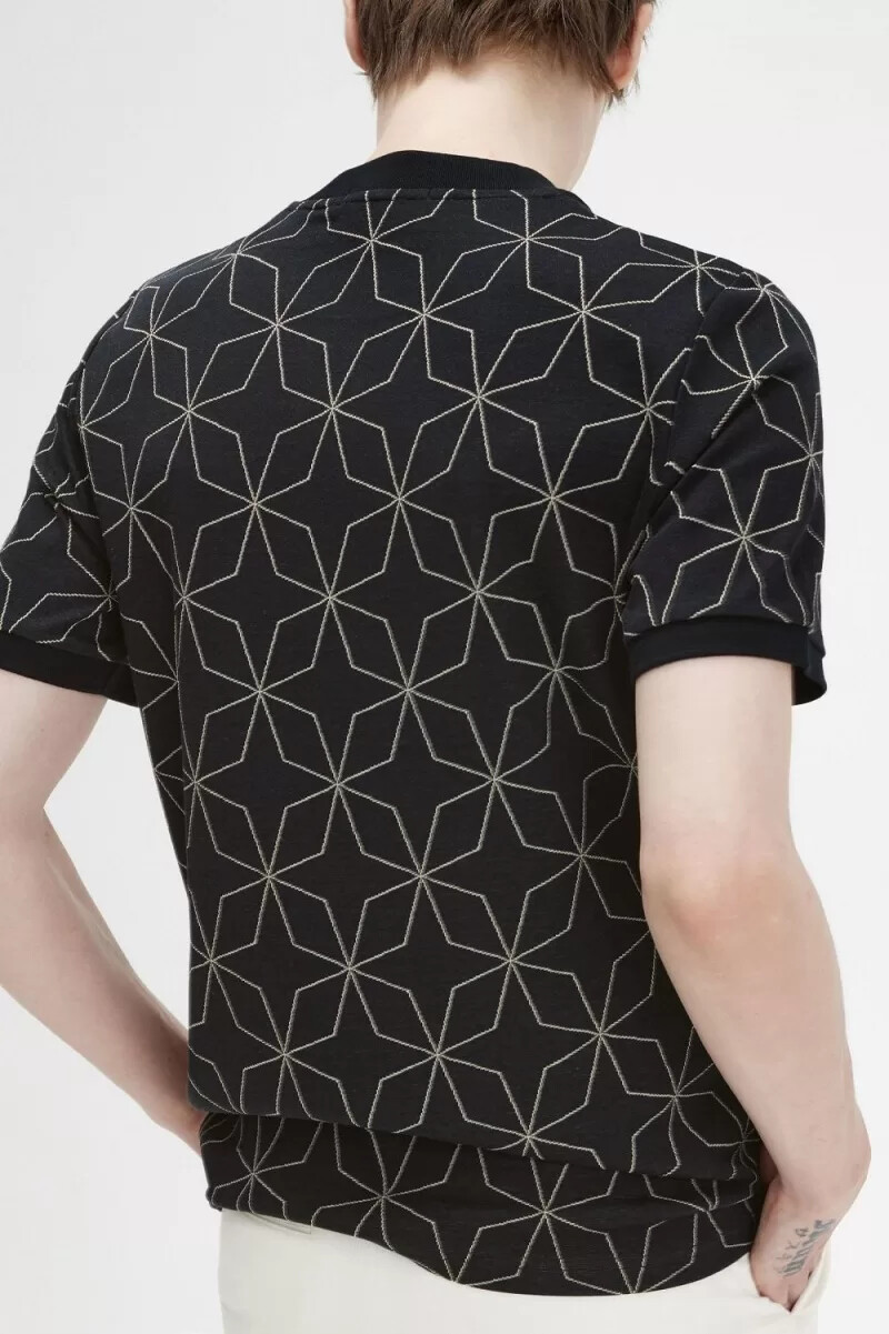 camiseta geométrica negra para hombre de fred perry