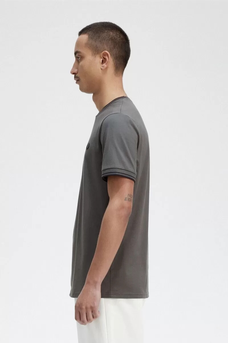 camiseta fred perry twin tipped para hombre verde campo