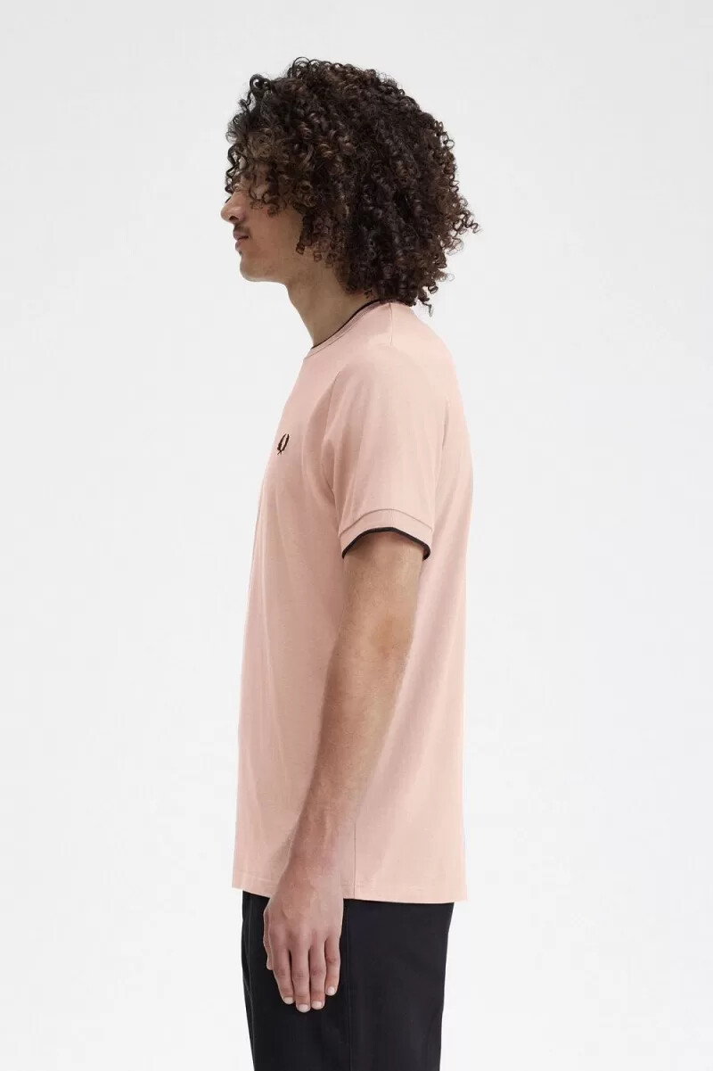 camiseta fred perry twin tipped para hombre rosa oscuro rosa polvoriento y negro