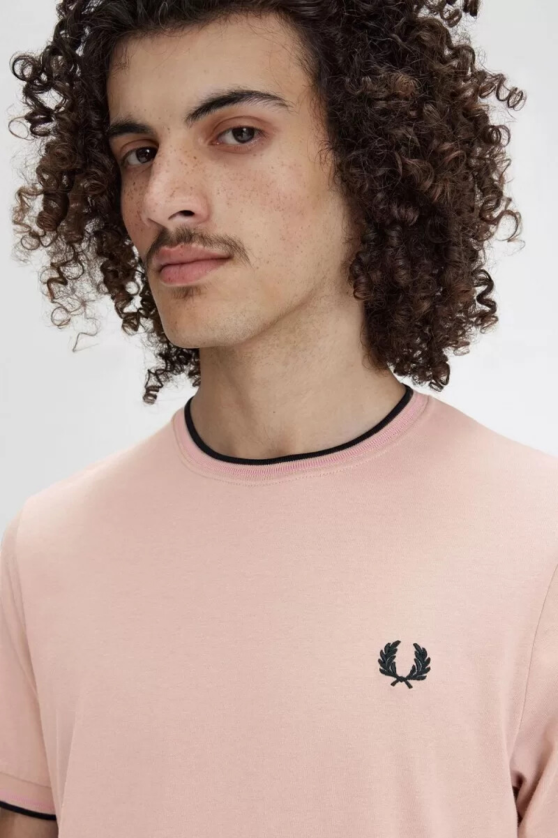 camiseta fred perry twin tipped para hombre rosa oscuro rosa polvoriento y negro