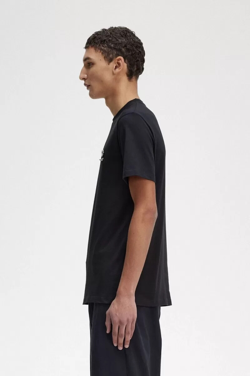 pin esmaltado de fred perry para hombre camiseta negra