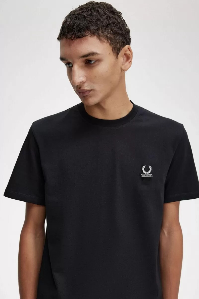 pin esmaltado de fred perry para hombre camiseta negra