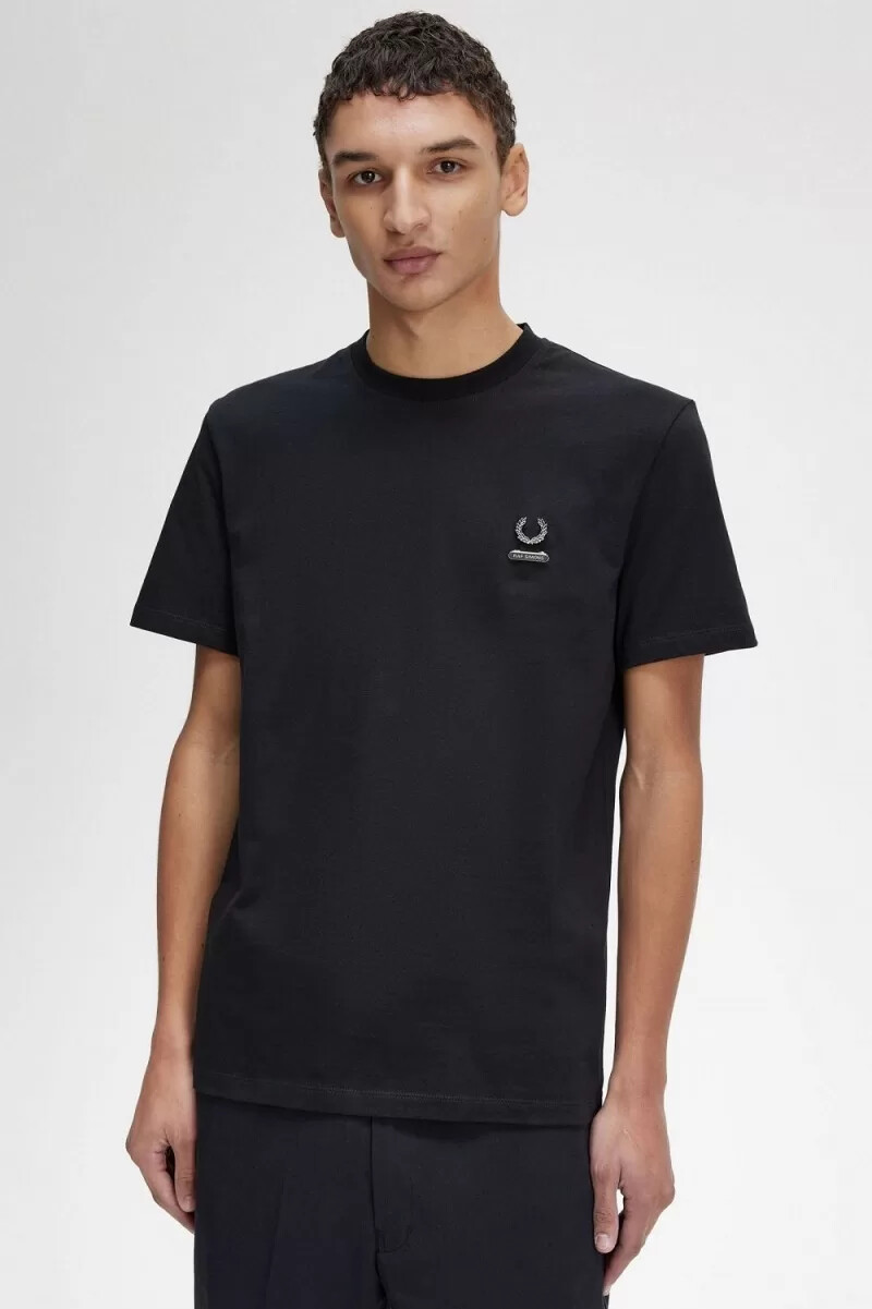 pin esmaltado de fred perry para hombre camiseta negra