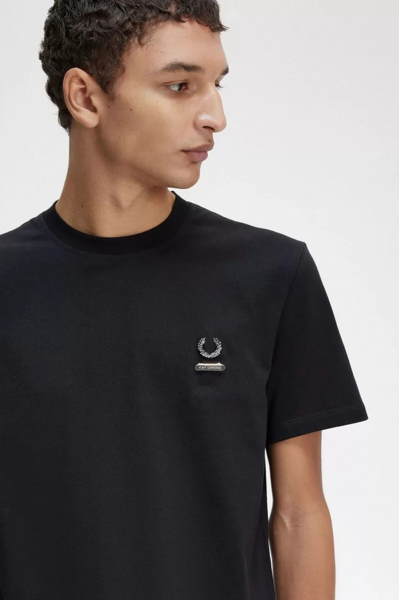 pin esmaltado de fred perry para hombre camiseta negra