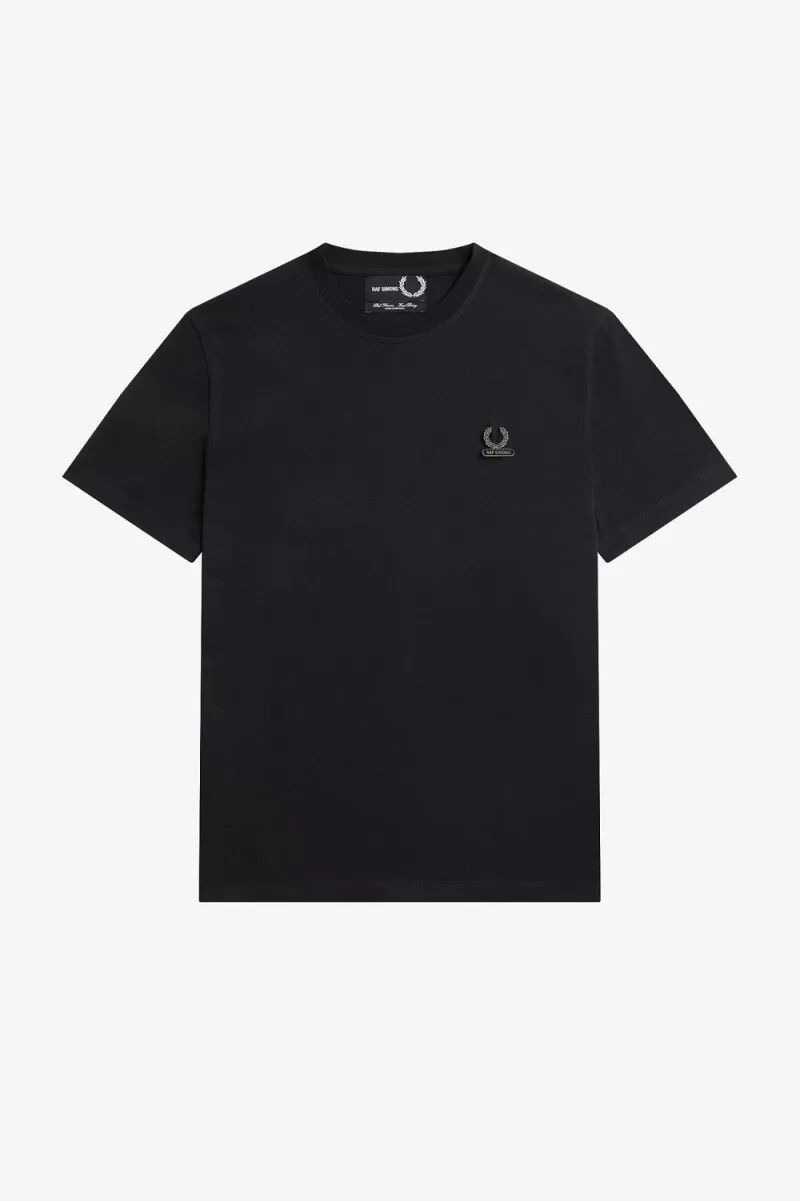 pin esmaltado de fred perry para hombre camiseta negra