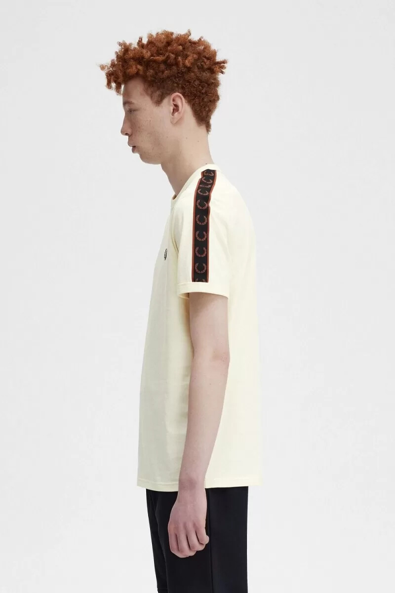 camiseta fred perry con ribetes y cinta en contraste para hombre color beige y marrón whisky