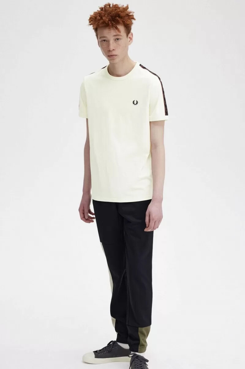 camiseta fred perry con ribetes y cinta en contraste para hombre color beige y marrón whisky