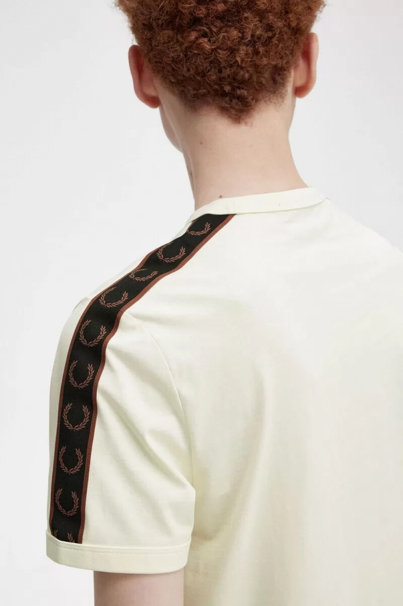 camiseta fred perry con ribetes y cinta en contraste para hombre color beige y marrón whisky