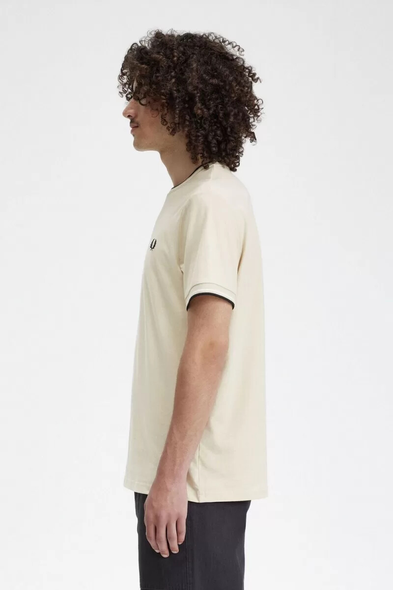 camiseta fred perry twin tipped para hombre color avena beige y negro