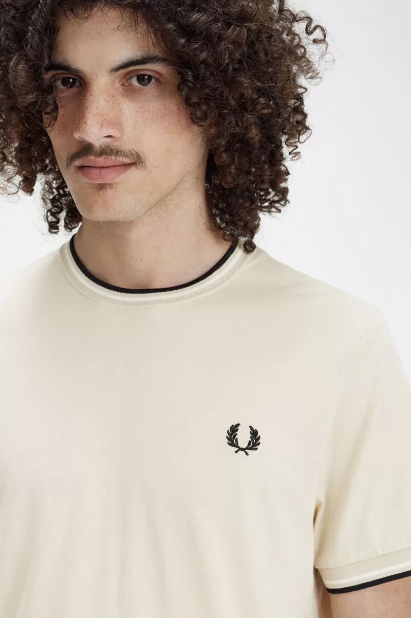 camiseta fred perry twin tipped para hombre color avena beige y negro