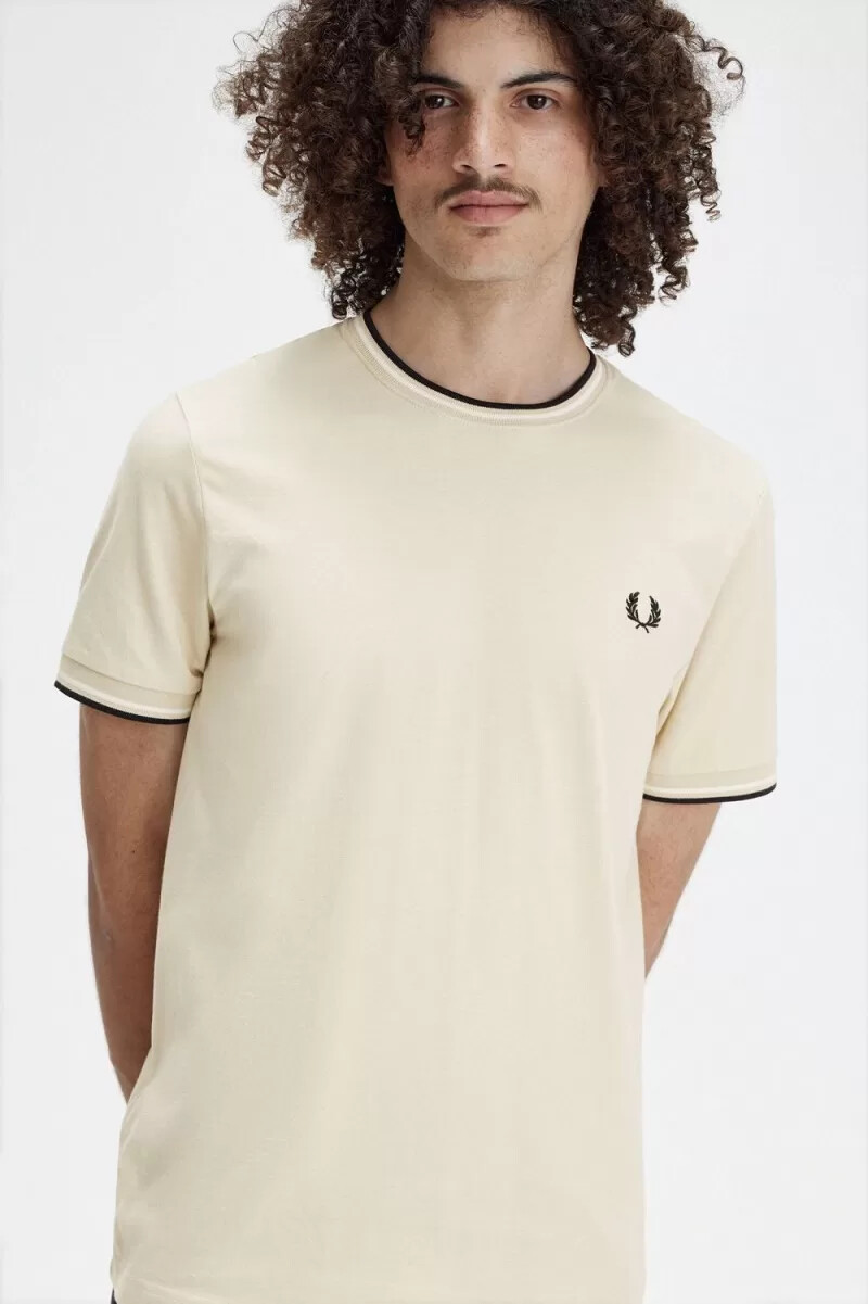 camiseta fred perry twin tipped para hombre color avena beige y negro