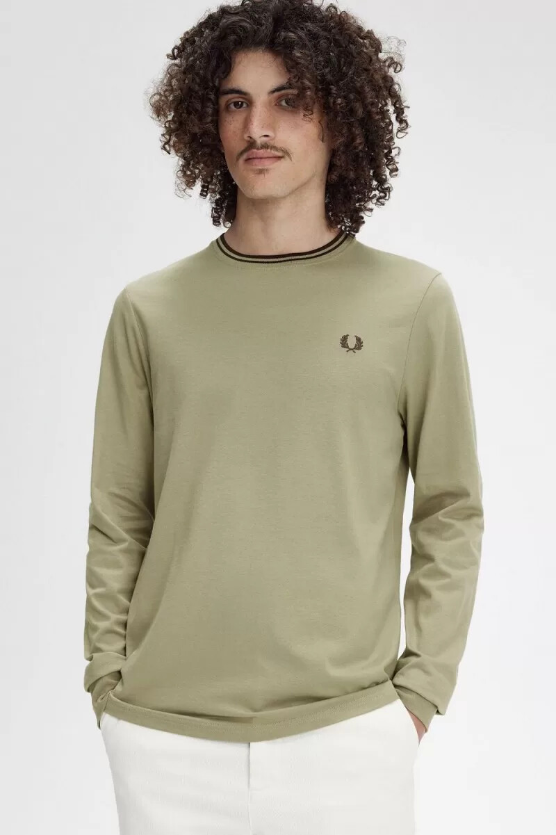 camiseta fred perry twin tipped para hombre gris cálido rojo oscuro