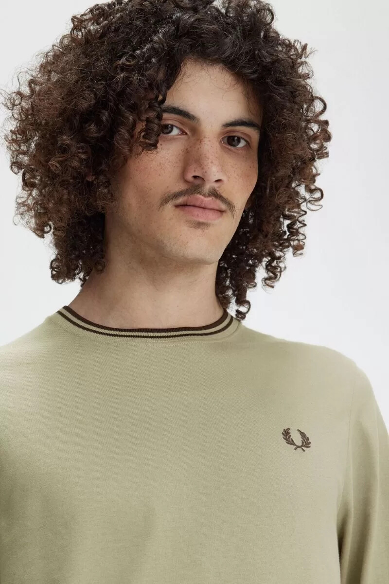 camiseta fred perry twin tipped para hombre gris cálido rojo oscuro