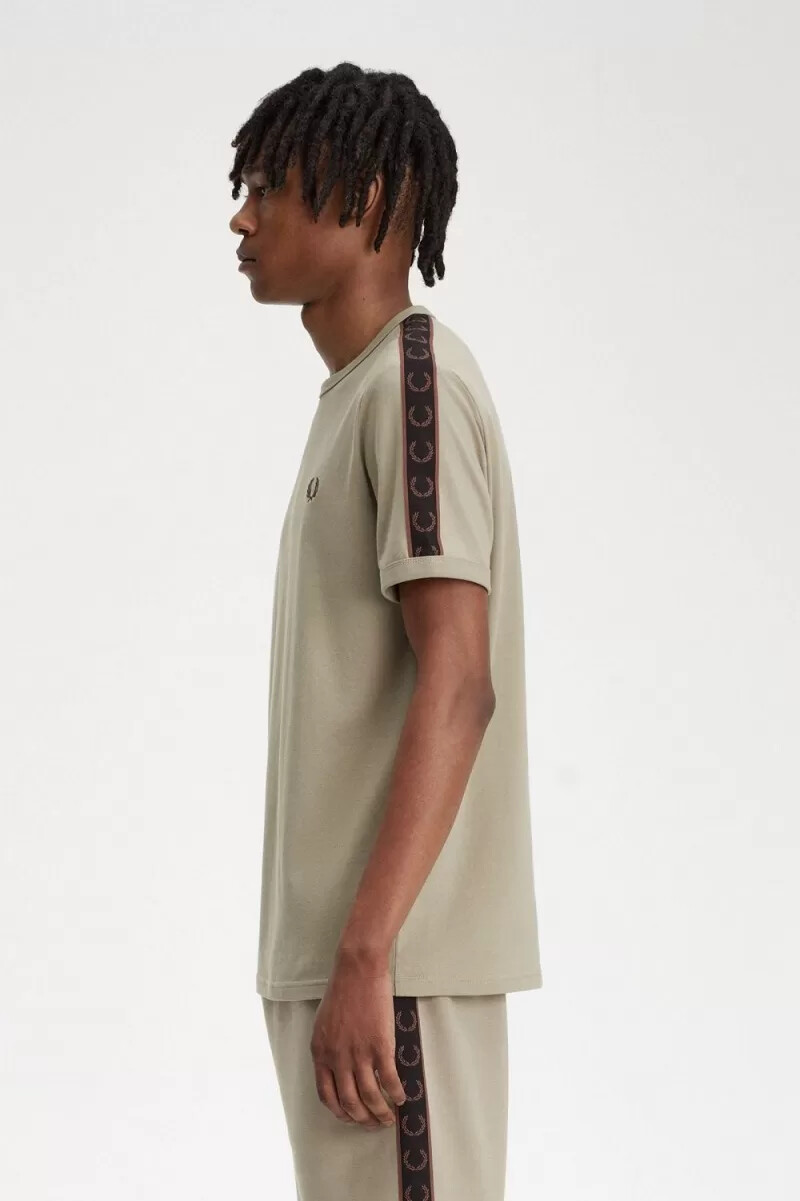 camiseta fred perry con ribetes y cinta en contraste para hombre gris cálido rojo oscuro