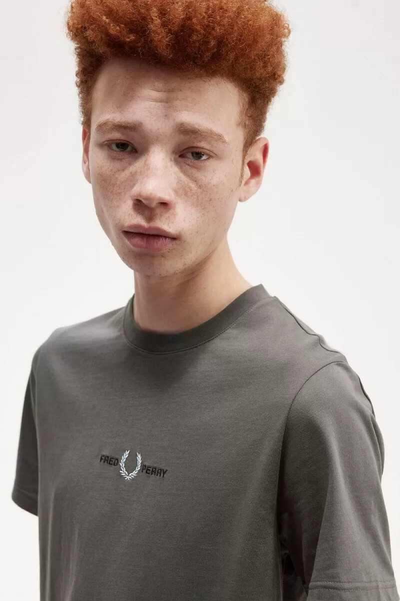 camiseta bordada fred perry para hombre color verde campo