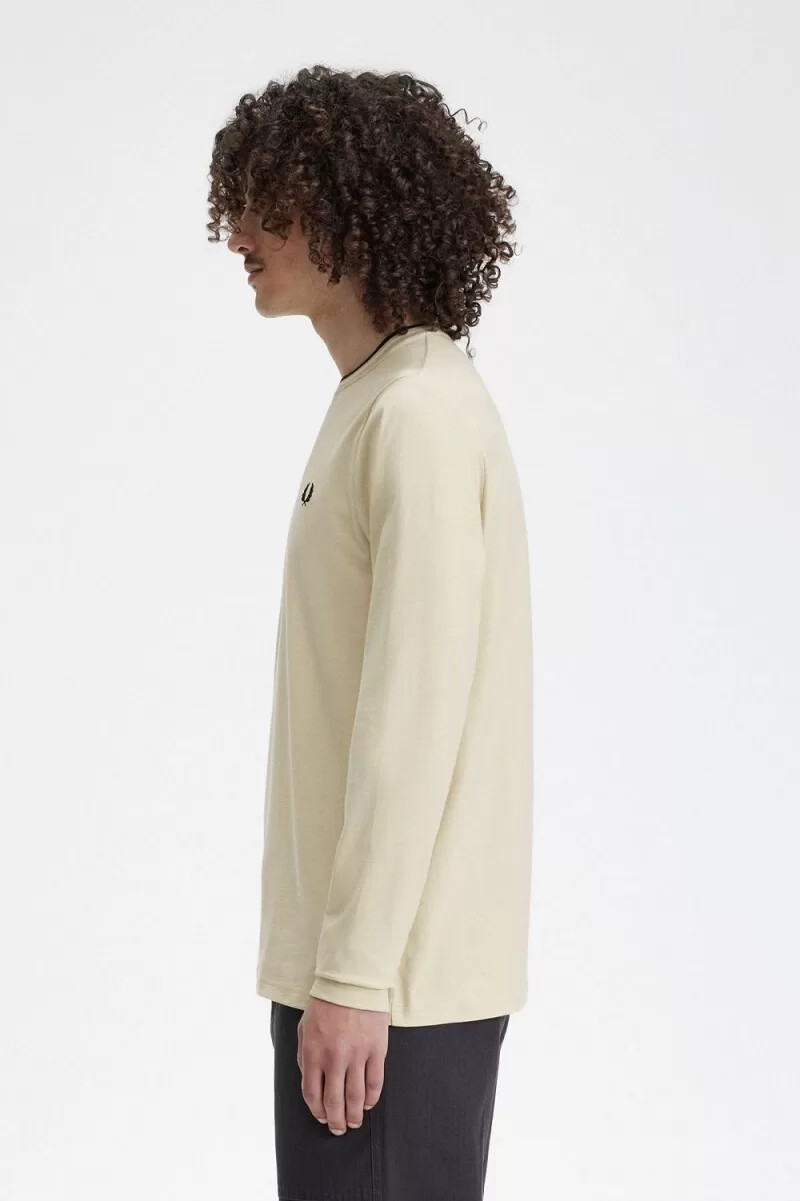 camiseta fred perry twin tipped para hombre color avena beige y negro