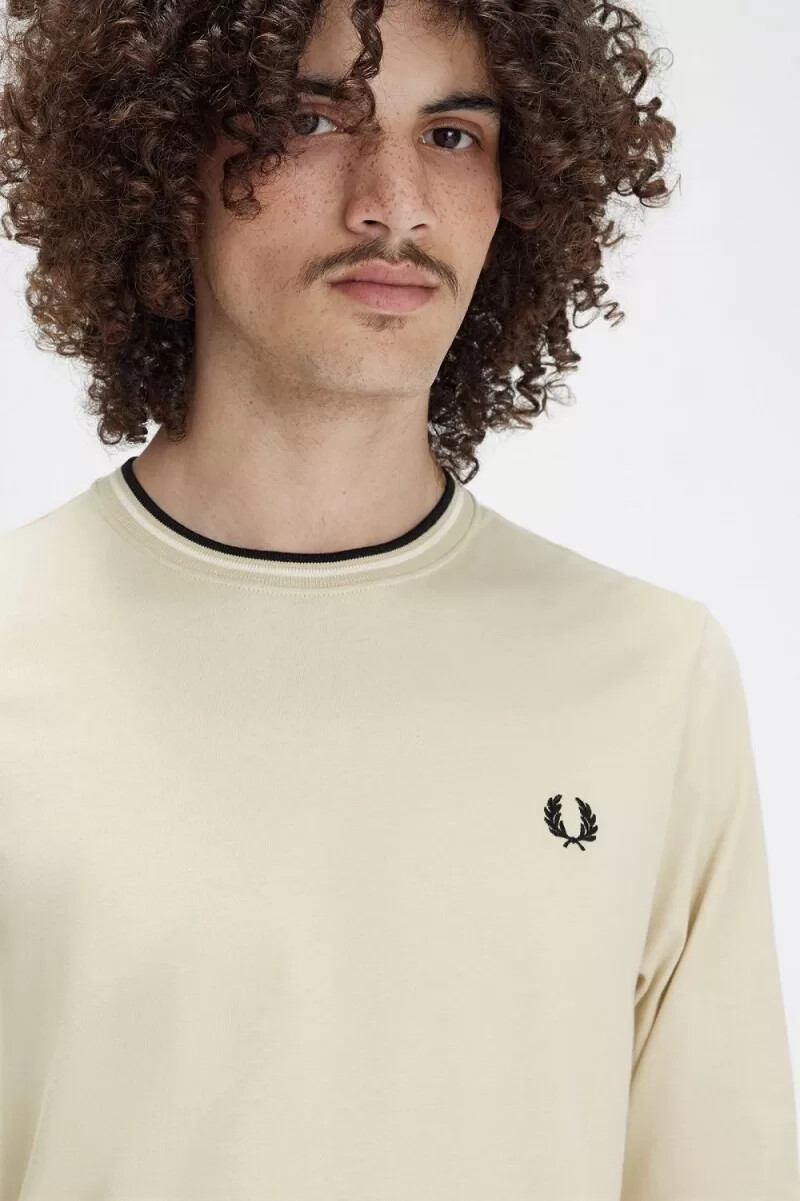camiseta fred perry twin tipped para hombre color avena beige y negro