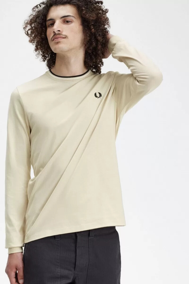 camiseta fred perry twin tipped para hombre color avena beige y negro