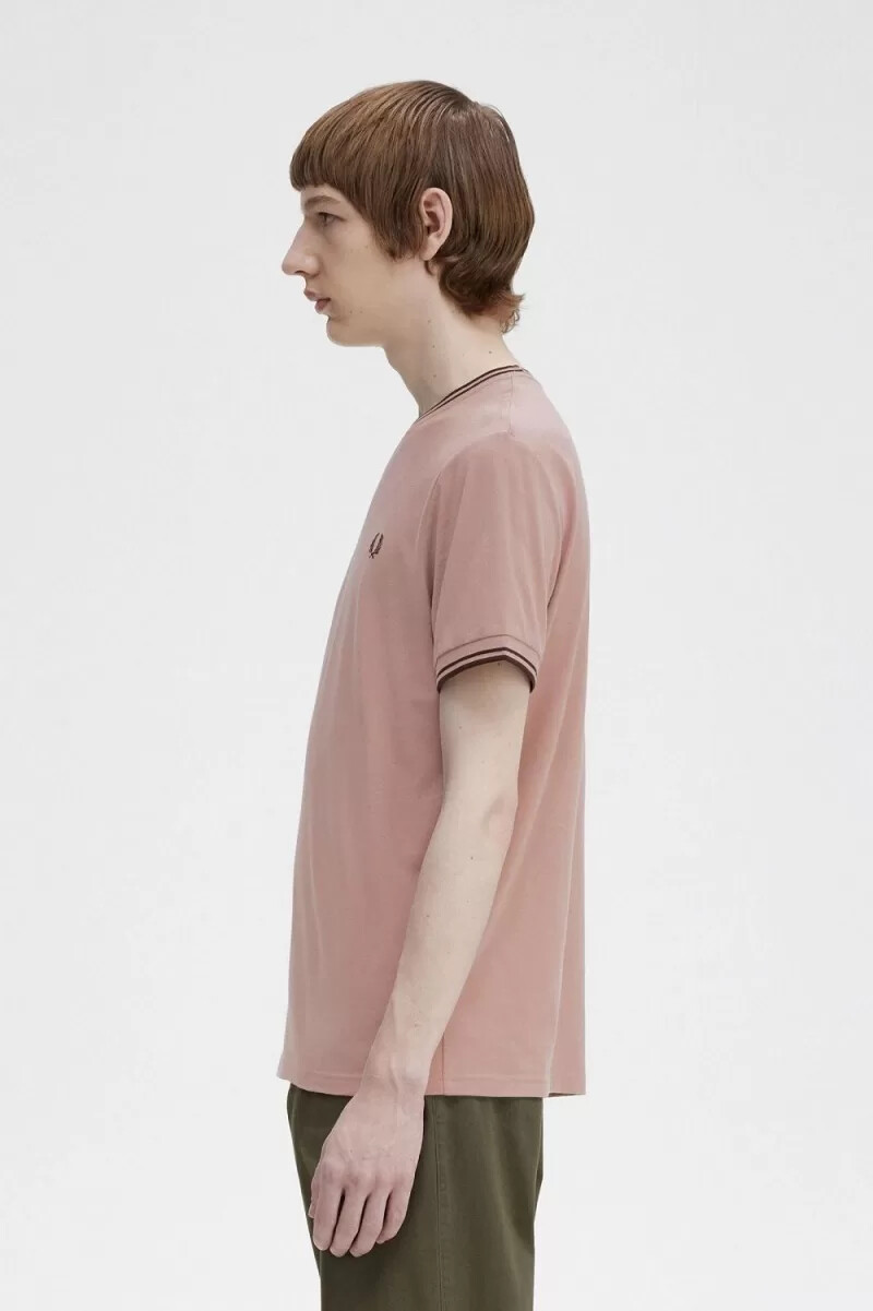 camiseta fred perry twin tipped para hombre color rosa oscuro y marrón whisky