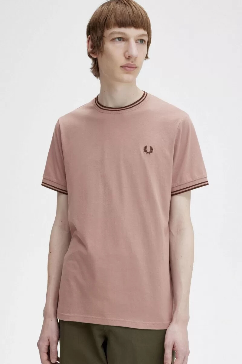 camiseta fred perry twin tipped para hombre color rosa oscuro y marrón whisky