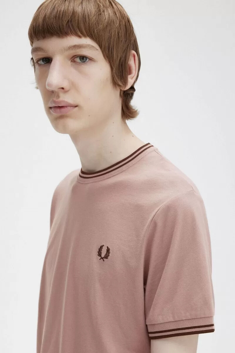 camiseta fred perry twin tipped para hombre color rosa oscuro y marrón whisky