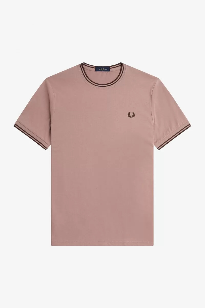 camiseta fred perry twin tipped para hombre color rosa oscuro y marrón whisky