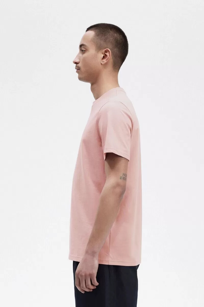 camiseta bordada fred perry para hombre en rosa empolvado