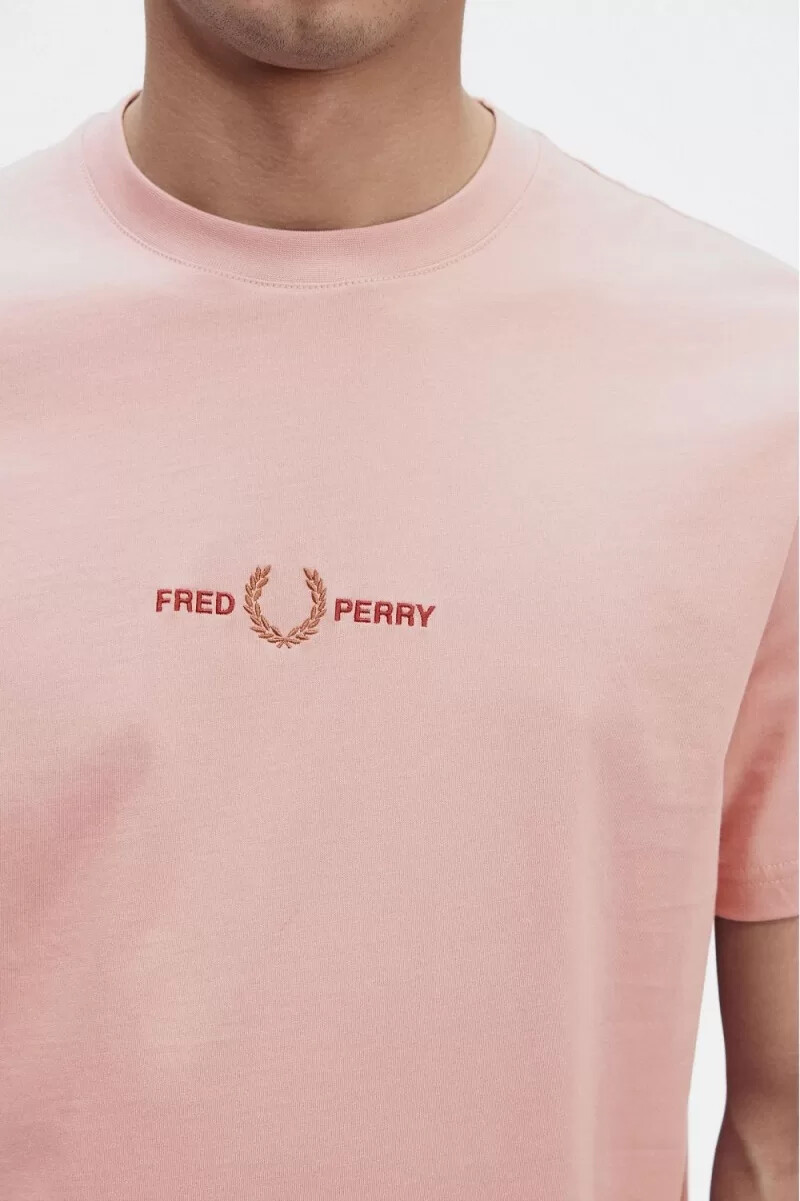 camiseta bordada fred perry para hombre en rosa empolvado