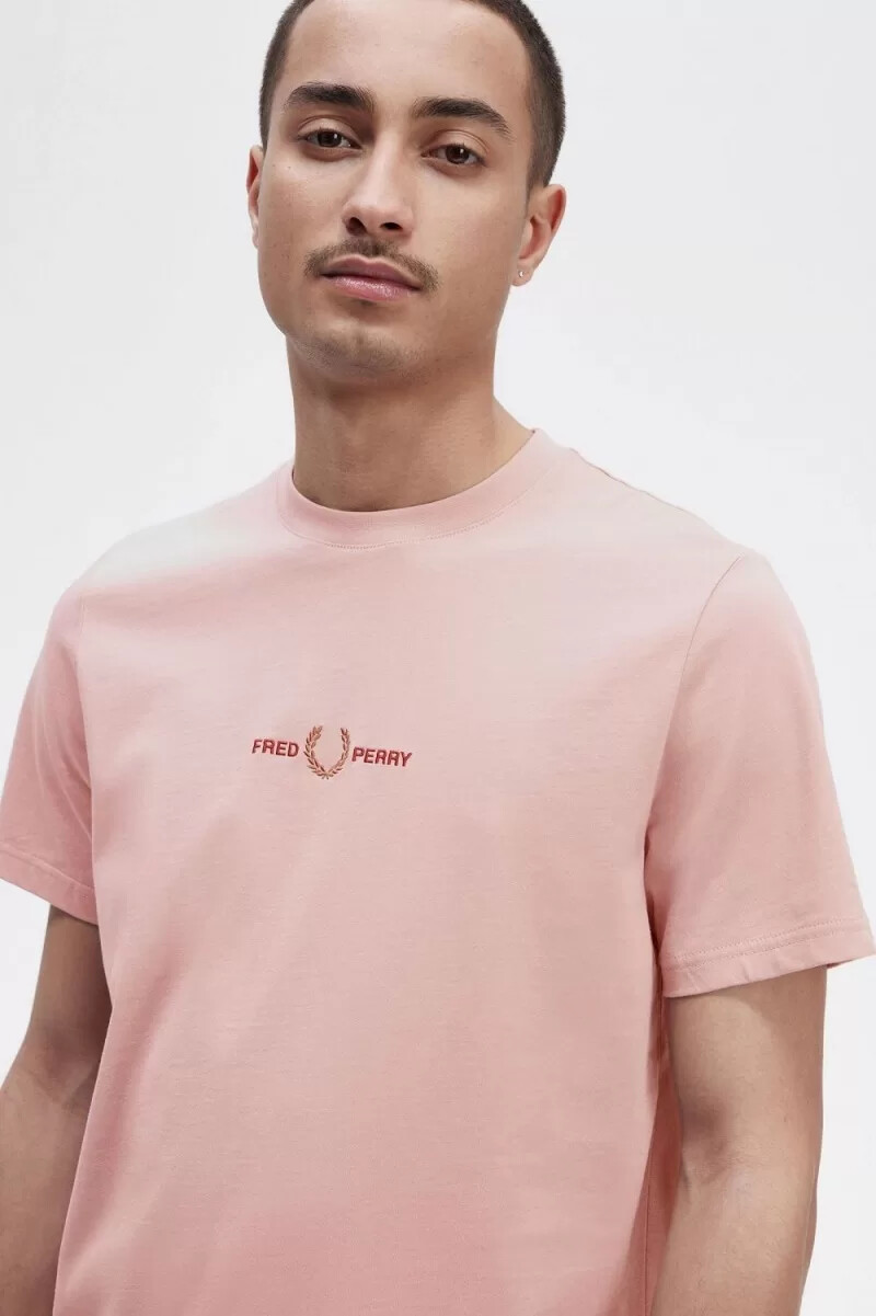 camiseta bordada fred perry para hombre en rosa empolvado