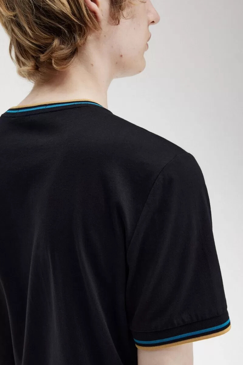 camiseta fred perry twin tipped para hombre color negro azul cibernético óxido claro